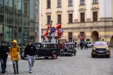 Plan zdjęciowy w okolicach Uniwersytetu Wrocławskiego. - Z uwagi na szczególne tło historyczne serialu (nazistowskie Niemcy lat 30. XX wieku), w przestrzeni miasta powstaną plany scenograficzne, uwzględniające określone znaki i symbole, charakterystyczne dla danego okresu historycznego, których nie należy w żaden sposób interpretować dosłownie – są jedynie dekoracją do filmu - informuje producent filmu